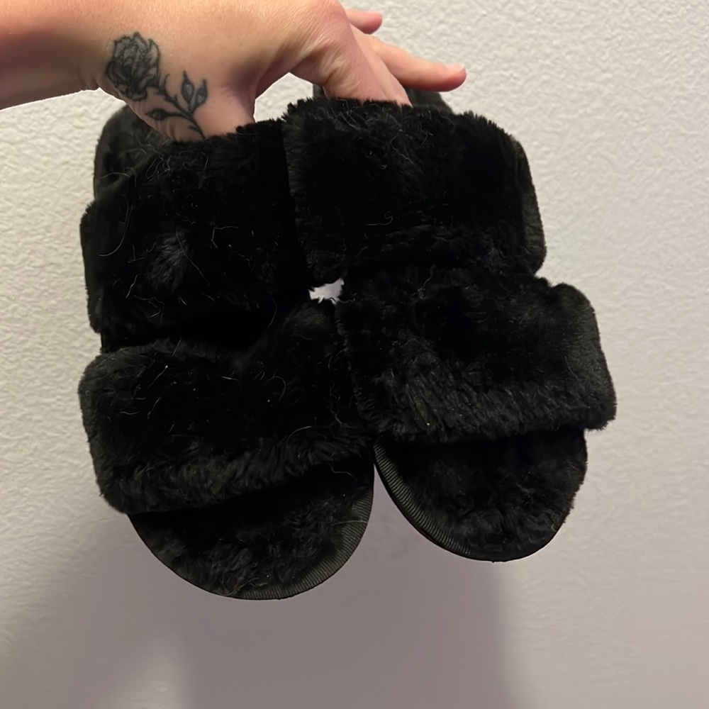 Womens fuzzy slide only worn once! Size 7
